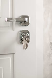 Schlüssel die in einem Türschloss hängen