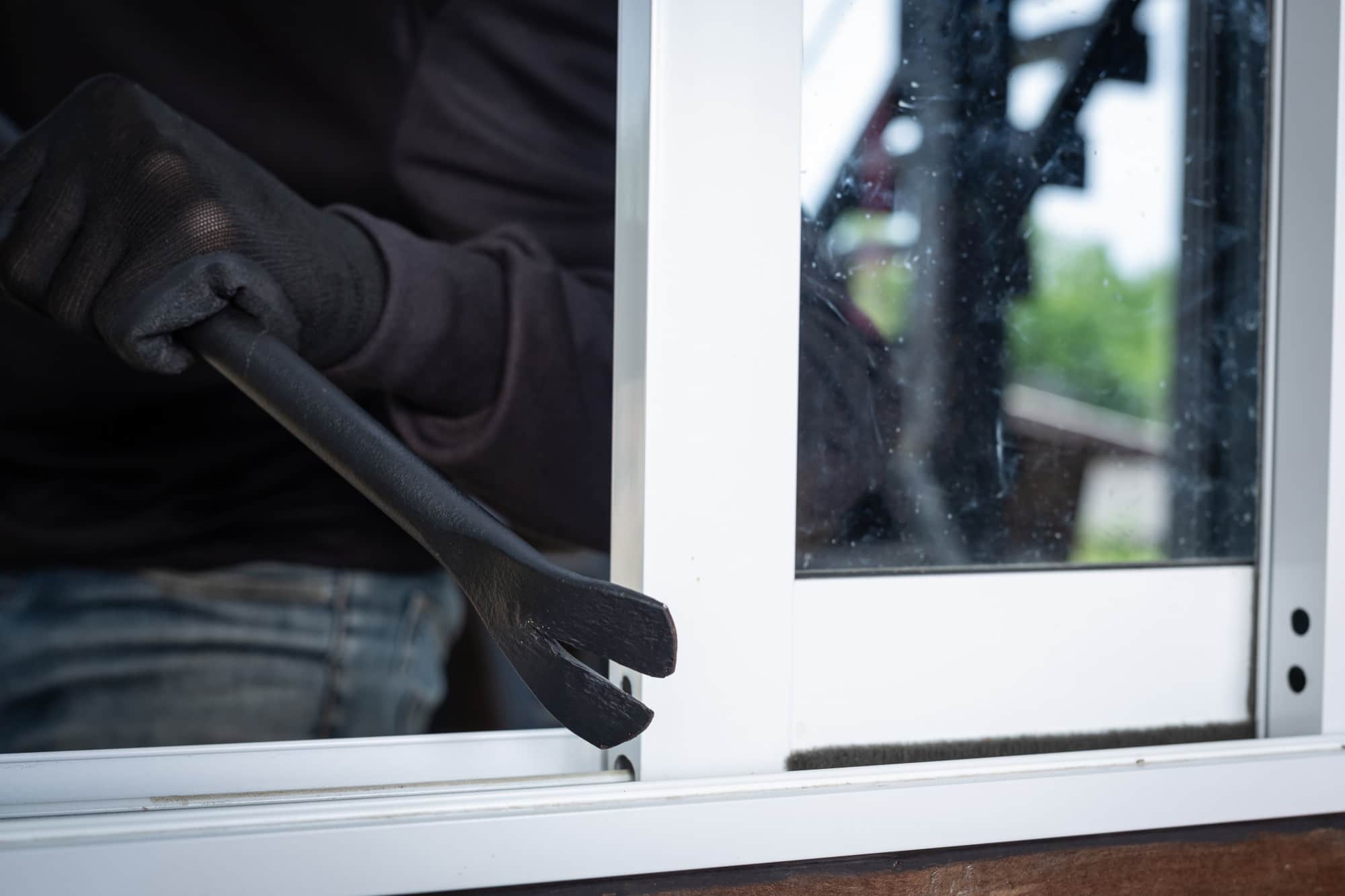 diebe tragen schwarze huete hebeln fenster aus stehlen dinge