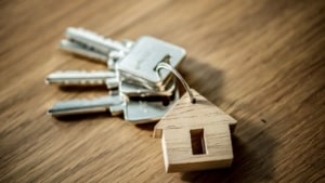 Schlüssel mit einem Holzhaus als Anhänger